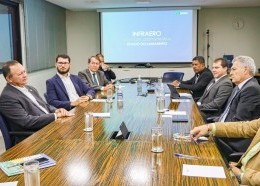 Governador do Maranhão, Carlos Brandão, em reunião com o presidente da Infraero, Hélio Paes, acompanhado do secretário de Indústria e Comercio (Seinc), Cassiano Pereira Junior, e do secretário de Turismo (Setur), Paulo Henrique Campos Matos;