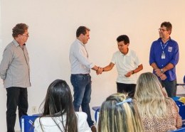 Foto 1 - Na foto, o secretário Cassiano Pereira Junior, da Seinc, com Wanderley Pinheiro, presidente da CDL de Pinheiro, ladeados por Júlio Miranda, da B2HR consultoria e de Ubiratan Silva, secretário adjunto de Infraestrutura e Projetos da Seinc.